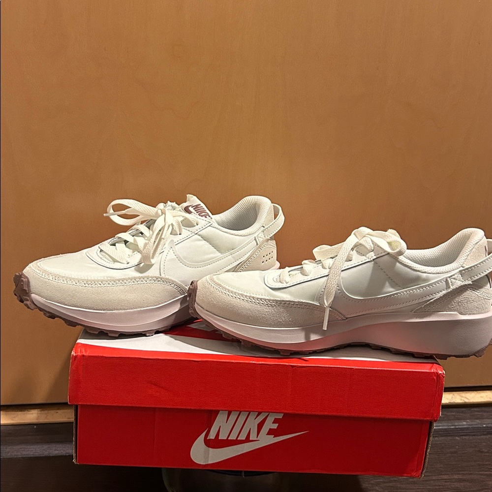 Nike Waffle Debut Shoe White / Violet